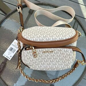 **NWT** MICHAEL KORS MEDIUM LOGO SLING PACK. VANILLA/ACORN